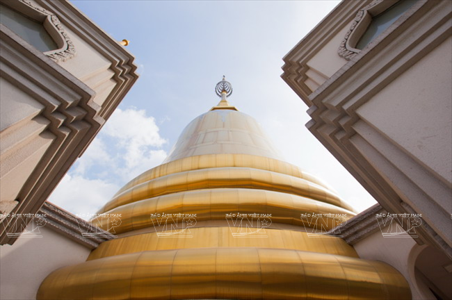 Ngọn tháp chánh điện được dát đồng thau vàng óng.
