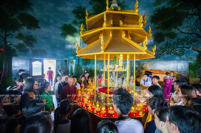 Khách thập phương tham quan tháp xá Lợi trưng thờ Xá Lợi Đức Phật và Chư Thánh tăng Arahán bên trong đỉnh tháp chính điện. Ngày nay, kiến trúc cổ của nền văn minh Phù Nam còn được giữ lại qua các di tích lịch sử nổi tiếng như Ankor Thom, Ankor Wat của Campuchia, Thánh địa Mỹ Sơn ở Quảng Nam và Tháp Bà ở Nha Trang của Việt Nam... Thế nhưng, bảo tháp lại được thiết kế theo lối kiến trúc cổ nhất của văn hóa Phù Nam kết hợp với kiến trúc hiện đại và chọn những mẫu hoa văn cổ rồi biến tấu cho gần gũi nhất với tâm hồn người Việt để tạo thành một kiến trúc vừa có nét chung của Phật Giáo Nam Tông vùng Đông Nam Á vừa có phong thái riêng của Phật Giáo Nam Tông Việt Nam. Hơn nữa, bảo tháp tọa lạc trên một khu đồi, cây cối xanh mát, bên cạnh là dòng sông Đồng Nai thoáng mát, bên trong có khuôn viên rộng lớn cùng hệ thống trà thất, quán ăn chay, nước giải khát phục vụ khách hành hương... Chính vì điều này, bảo tháp đang là nơi “tìm về” của các chư tăng, Phật tử, người dân đến chiêm bái và khám phá vẻ đẹp vừa nguy nga, tráng lệ, lại vừa huyền bí, trang nghiêm của nó.../.