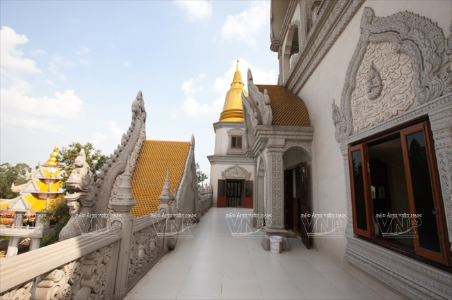 Các hành lang bảo tháp xá Lợi Gotama Cetiya được trang trí rất nhiều hoa văn đặc trưng của Phật giáo Nam Tông.