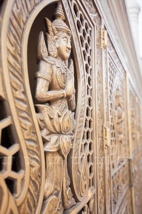 Họa tiết nổi Chư thánh tăng Arahán tọa thiền trên đài sen trên những cánh cửa của tòa bảo tháp.