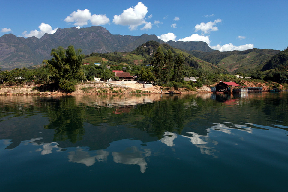 Một không gian rộng lớn, mờ ảo trong cái hừng đông khiến cho ta nhỏ bé trước thiên nhiên Tây Bắc. (Ảnh: Chính Tới)
