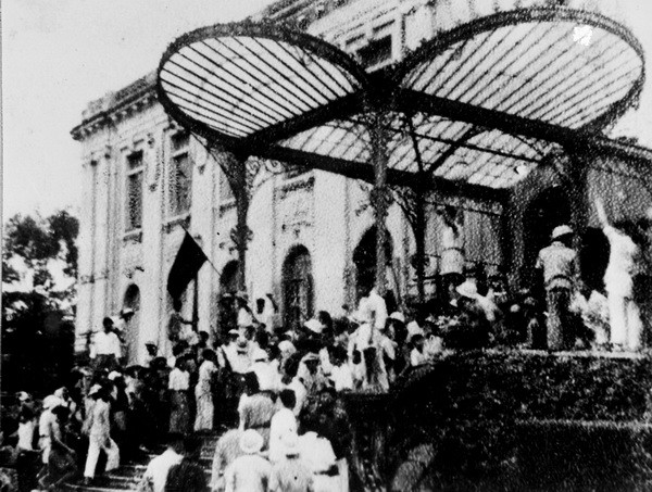  Ngày 19/8/1945, sau cuộc mít tinh tại quảng trường thành phố, nhân dân Thủ đô đánh chiếm Bắc bộ Phủ, cơ quan đầu não của chính quyền tay sai Pháp ở Bắc Bộ. (Ảnh tư liệu TTXVN)