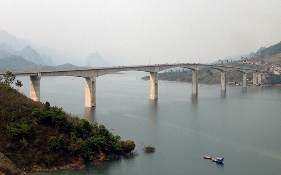 Cầu Pá Uôn là một cây cầu trên quốc lộ 279 bắc qua hồ sông Đà. (Ảnh: Chính Tới)