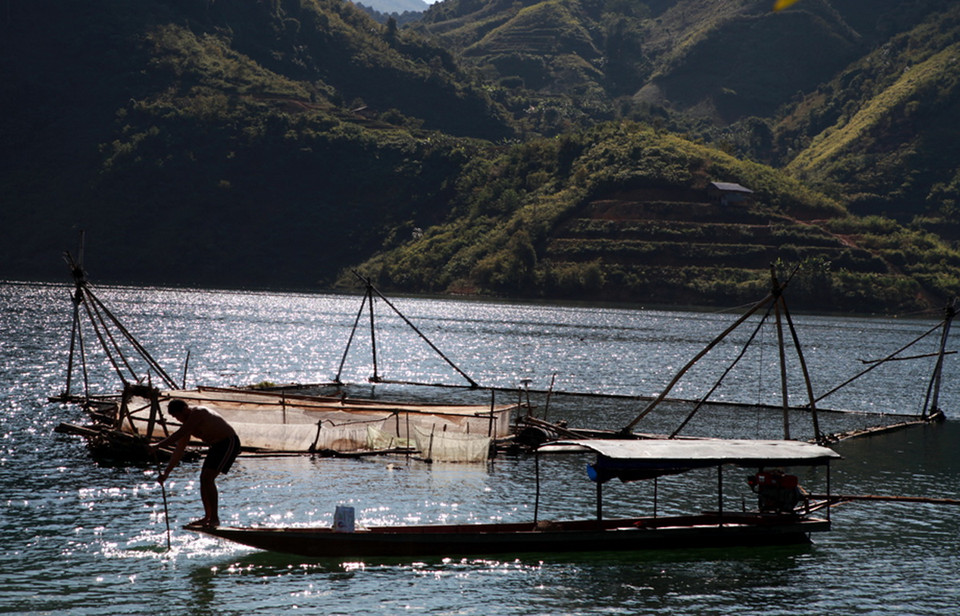 Hoàng hôn trên hồ. (Ảnh: Chính Tới)