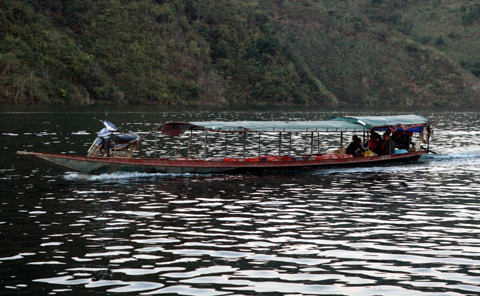 Thuyền sắt gắn máy đẩy, phương tiện chủ yếu hiện nay được bà con ven hồ Sông Đà sử dụng làm phương tiện đi lại, chở khách, hàng hóa nông sản. (Ảnh: Chính Tới)