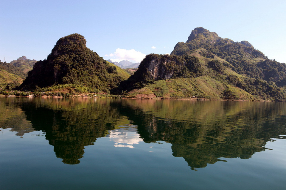 “Núi đôi” bên hồ Sông Đà. (Ảnh: Chính Tới)