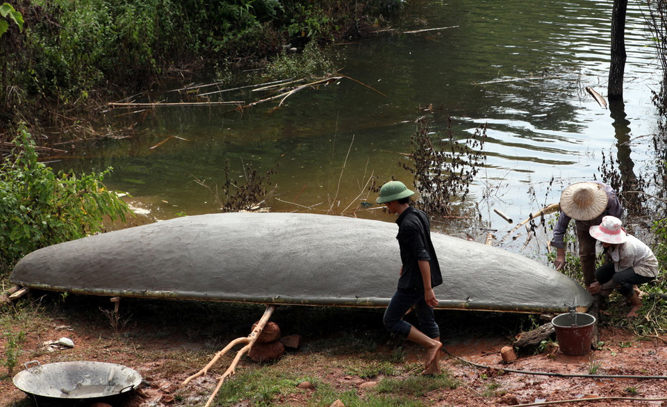 Thuyền “ximăng,” loại thuyền này mới được bà con dân tộc Thái vùng hồ thuỷ điện Sơn La tự đóng theo “hình mẫu” của các thợ thuyền trên hồ Thác Bà (tỉnh Yên Bái). (Ảnh: Chính Tới)