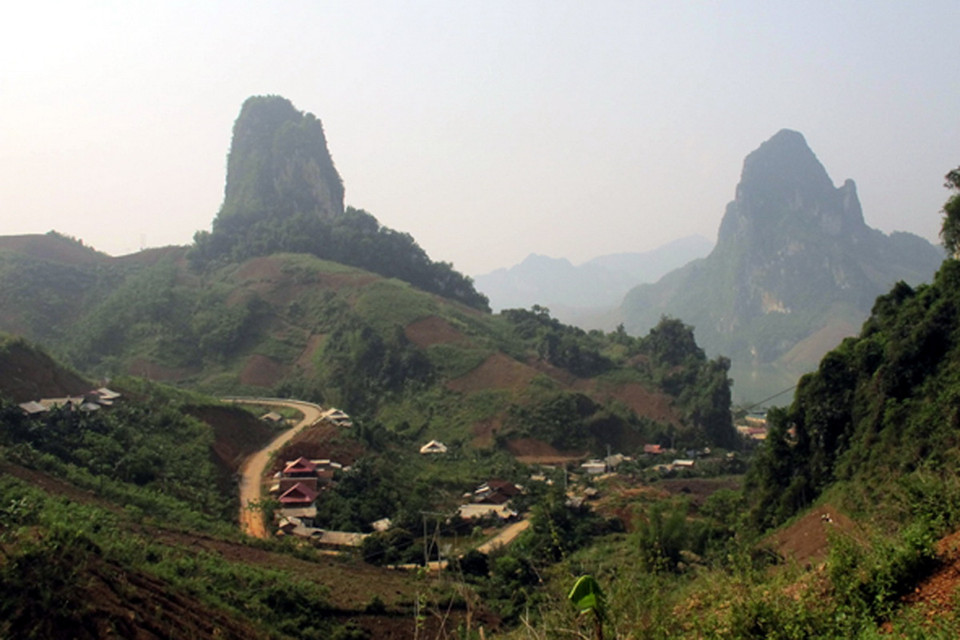 Bà con địa phương gọi 2 ngọn núi này là “lắc mương,” nghĩa là “cây trụ cột” của bản tái định cư mới. (Ảnh: Chính Tới)