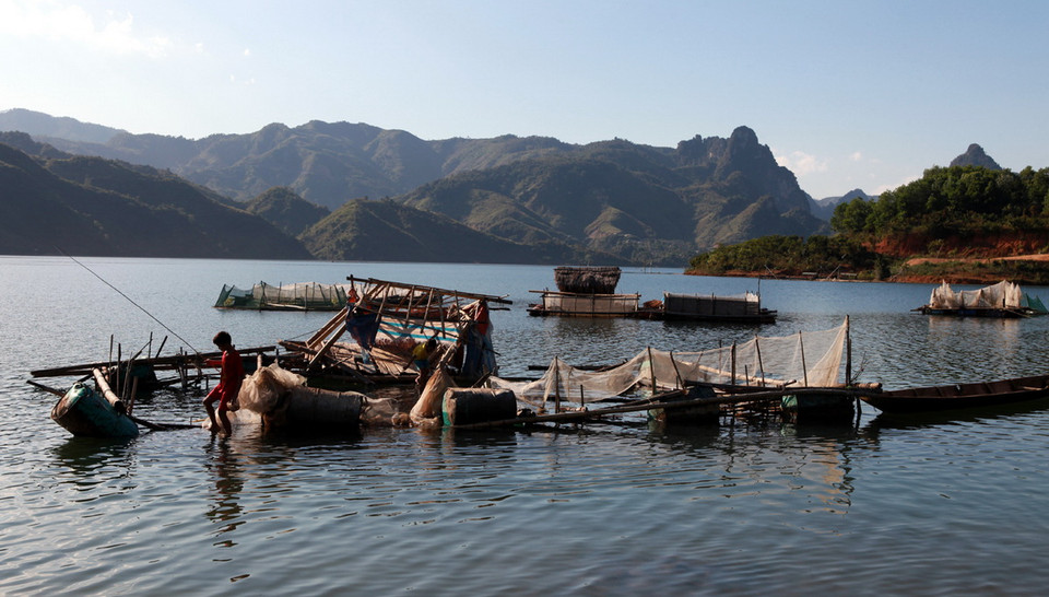 Giờ đây mặt hồ được bà con chia ra từng khoanh nhưng thể chia đất nương để đánh bắt, nuôi trồng thủy sản. (Ảnh: Chính Tới)