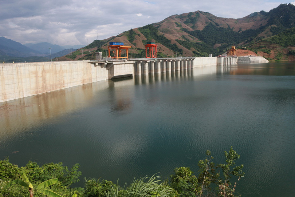 Đập thủy điện Sơn La nhìn từ phía thượng nguồn. (Ảnh: Chính Tới)