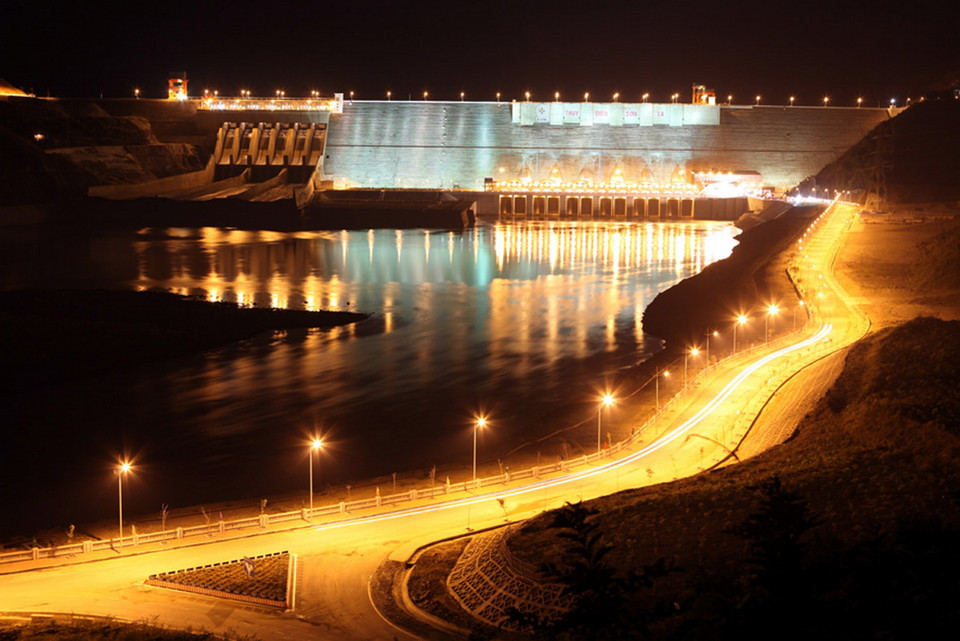 Đêm trên công trình thuỷ điện Sơn La. (Ảnh: Chính Tới)