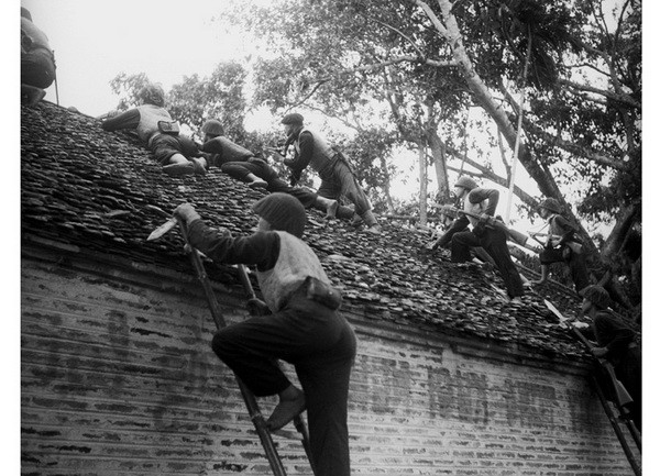 Những ngày đầu toàn quốc kháng chiến (năm 1946), quân và dân Hà Nội đã chiến đấu anh dũng, quyết tâm bảo vệ từng mái nhà, tấc đất của Thủ đô. (Ảnh tư liệu TTXVN) 