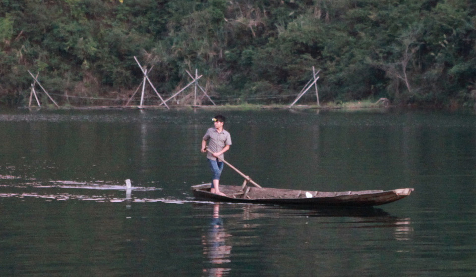 Thuyền 3 lá, loại thuyền gỗ được người dân sử dụng đánh bắt thủy sản trên hồ. (Ảnh: Chính Tới)