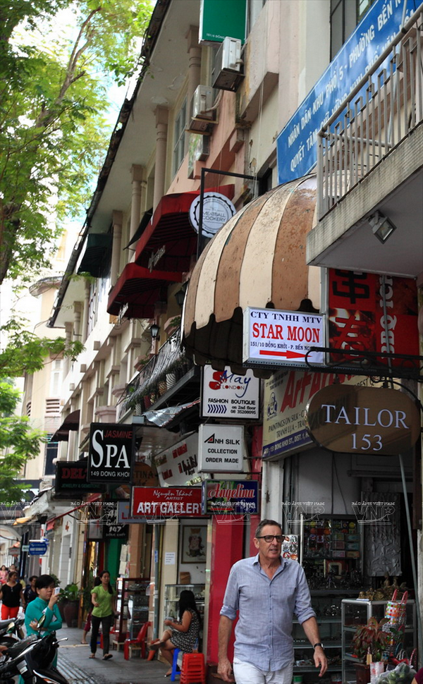 Ngay từ xưa, đường Đồng Khởi đã tập trung nhiều cơ sở kinh doanh rất sầm uất, nhộn nhịp. (Ảnh: Như Nguyễn) 