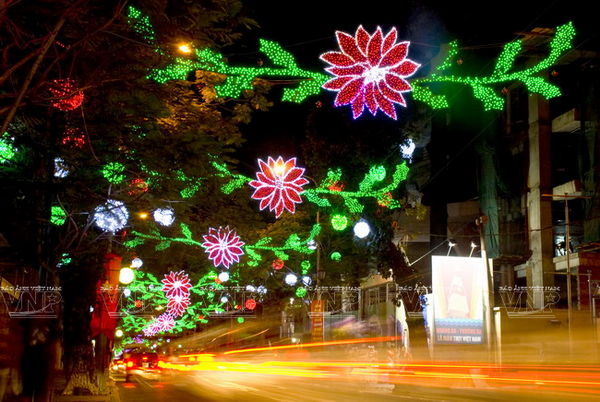 Đường Đồng Khởi lung linh sắc màu trong đêm. (Ảnh: Như Nguyễn) Ngày nay, thành phố càng phát triển, diện mạo con đường Đồng Khởi đang ngày càng trở nên hiện đại và sang trọng. Nhiều công trình nổi bật trên tuyến phố này như: Nhà hát Lớn Thành phố Hồ Chí Minh, khách sạn Continental, Grand Hotel Sài Gòn, khách sạn Bông Sen, khách sạn Caravelle, Lucky Plaza, Vincom Center. Du khách nước ngoài khi đến thành phố sẽ đi thăm các điểm nổi tiếng của Sài Gòn, như chợ Bến Thành, công viên bến Bạch Đằng, nhà thờ Đức Bà Sài Gòn, Bưu điện Trung tâm thành phố… Khách du lịch sẽ không quên dạo bước trên con đường Đồng Khởi, ngắm nhìn những tòa nhà cao và hiện đại, hàng cây cổ thụ xanh tươi, hay ghé vào mua đồ lưu niệm rất phong phú trong các cử hàng. Một số nhà hàng sang trọng nằm cuối đường Đồng khởi luôn hấp hẫn du khách phương xa bằng những món ăn đặc sản vùng miền của Việt Nam cùng cung cách phục vụ chuyên nghiệp, tận tình. Với người Sài Gòn từ xưa đến nay, đây là con đường để họ tự hào, để bày tỏ về một đời sống thanh lịch và hiện đại của thành phố. Hiện tại, một góc đường Đồng Khởi, nơi đối diện với Nhà hát Lớn thành phố đang được sử dụng để xây dựng nhà ga ngầm Metro, thuộc tuyến đường sắt hiện đại nhất Việt Nam. Công trình càng góp phần xây dựng con đường Đồng Khởi sang trọng và hiện đại hơn trong tương lai./.