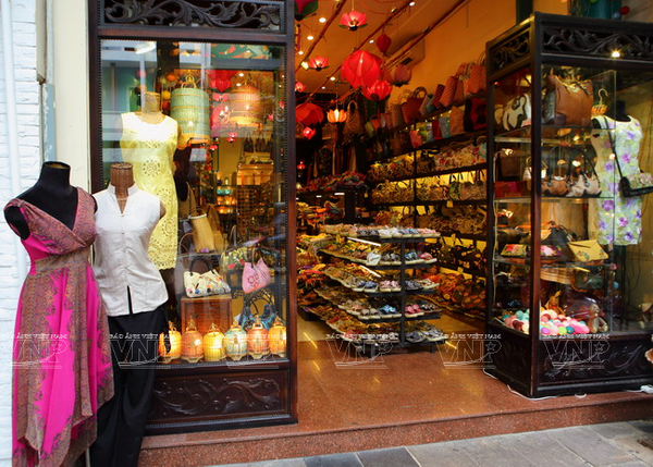 Một cửa hàng bán quà lưu niệm cho khách nước ngoài trên đường Đồng Khởi. (Ảnh: Như Nguyễn) 