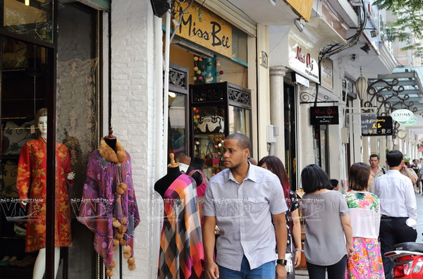 Du khách nước ngoài tại một tiệm bán quần áo trên đường Đồng Khởi. (Ảnh: Như Nguyễn) 