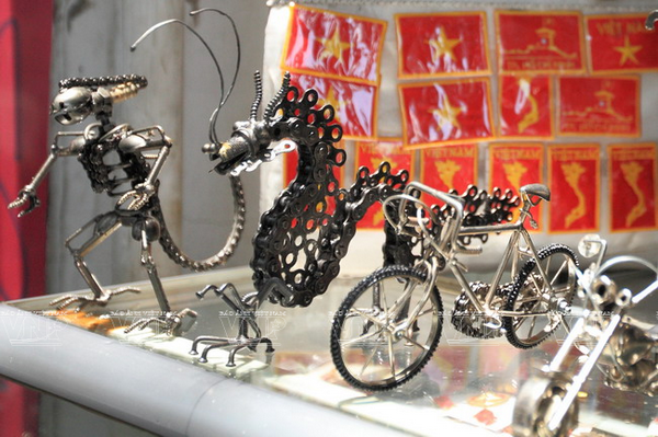 Một góc quầy bán hàng lưu niệm cho du khách nước ngoài. (Ảnh: Như Nguyễn) 