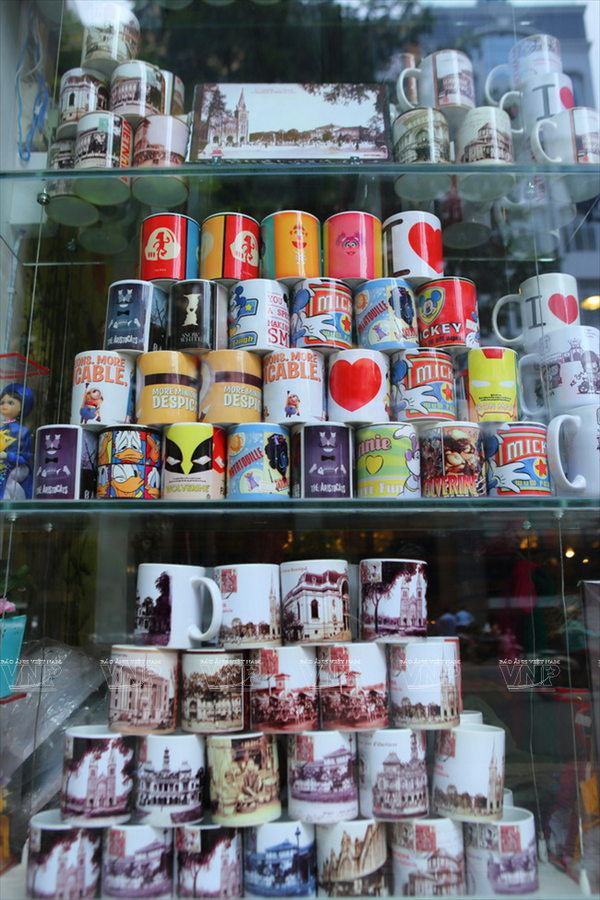 Những món quà lưu niệm thú vị, hấp dẫn du khách khi đến Việt Nam được bày bán ở đường Đồng Khởi. (Ảnh: Như Nguyễn) 