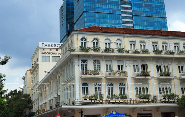 Đường Đồng Khởi dài 630m, bắt đầu từ nhà thờ Đức Bà và kết thúc ở điểm tiếp giáp đường Tôn Đức Thắng (Quận 1) nhìn ra sông Sài Gòn. (Ảnh: Như Nguyễn) 