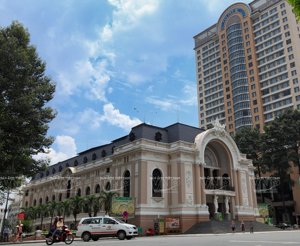 Khách sạn Caravelle sang trọng nằm bên hông Nhà hát Lớn Tp. Hồ Chí Minh trên đường Đồng Khởi. (Ảnh: Như Nguyễn) 
