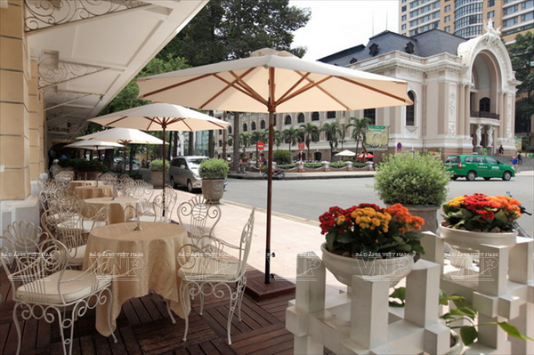 Diện mạo đường Đồng Khởi đang ngày càng trở nên hiện đại và sang trọng cùng sự phát triển của thành phố. (Ảnh: Như Nguyễn) 