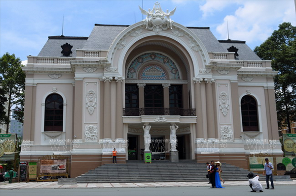 Nhà hát Lớn Tp. Hồ Chí Minh, nơi lưu giữ vẻ đẹp kiến trúc cổ kính được nhiều du khách thích thú đến chụp ảnh lưu niệm. (Ảnh: Như Nguyễn) 