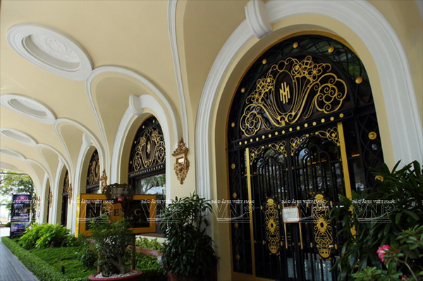 Một khu nhà hàng, khách sạn sang trong trên đường Đồng Khởi. (Ảnh: Như Nguyễn) 