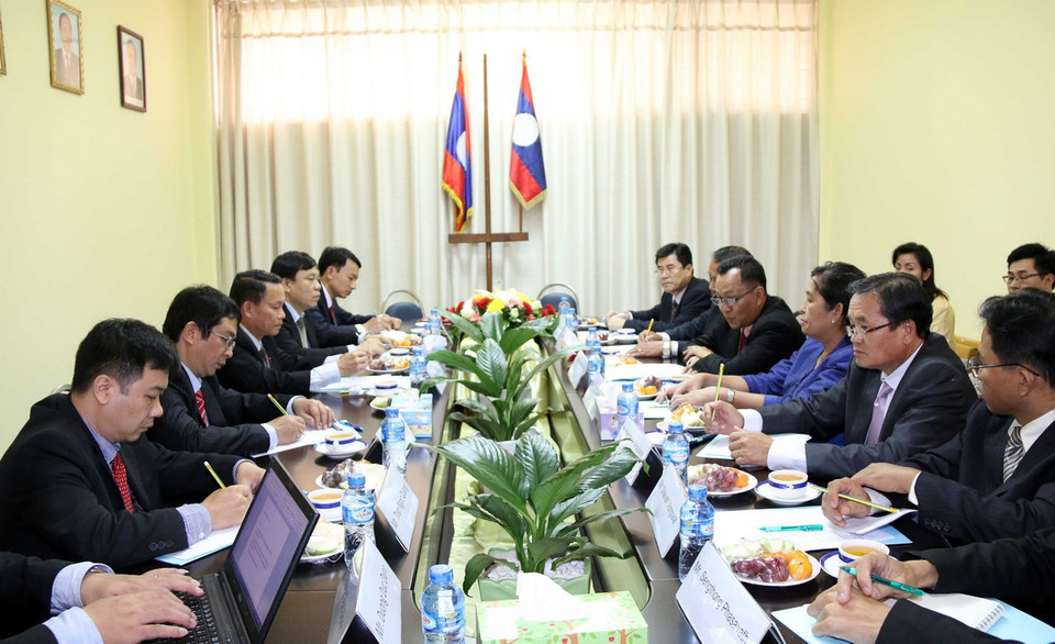  Tổng Giám đốc TTXVN Nguyễn Đức Lợi và Tổng Giám đốc KPL Sounthone Khanthavong ký Thỏa thuận hợp tác nghiệp vụ giai đoạn 2016 - 2020. (Ảnh: Phạm Kiên/TTXVN)