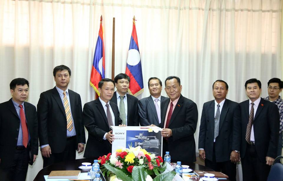  Tổng Giám đốc TTXVN Nguyễn Đức Lợi trao tặng Tổng Giám đốc KPL Sounthone Khanthavong một số trang thiết bị kỹ thuật. (Ảnh: Phạm Kiên/TTXVN) 