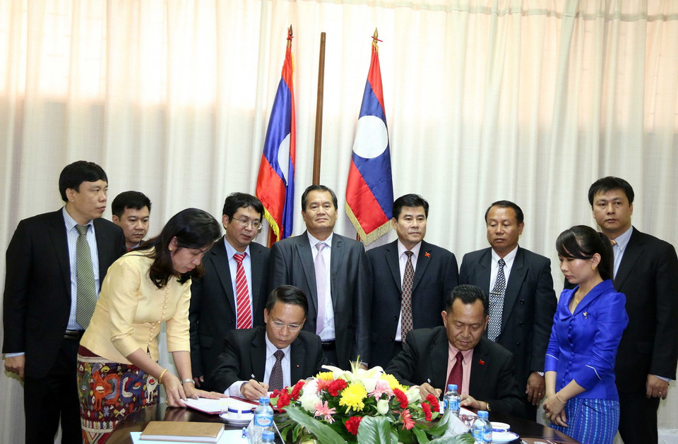  Tổng Giám đốc TTXVN Nguyễn Đức Lợi và Tổng Giám đốc KPL Sounthone Khanthavong ký Thỏa thuận hợp tác nghiệp vụ giai đoạn 2016 - 2020. (Ảnh: Phạm Kiên/TTXVN)