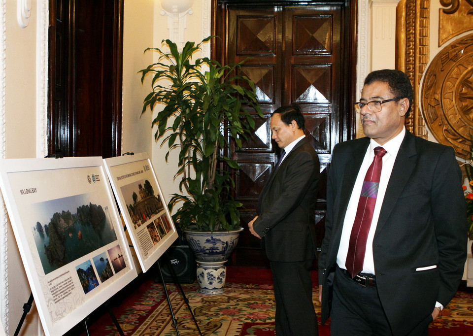  Các đại biểu tại triển lãm. (Ảnh: Nguyên Dân/TTXVN)