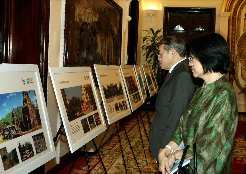  Các đại biểu tại triển lãm. (Ảnh: Nguyên Dân/TTXVN)