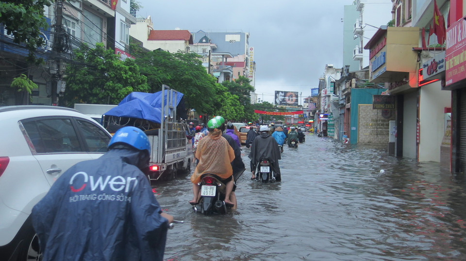 Nhiều phương tiện bị chết máy phải dừng để sửa chữa trên đường Lê Hồng Phong. (Ảnh: Minh Thu/TTXVN)