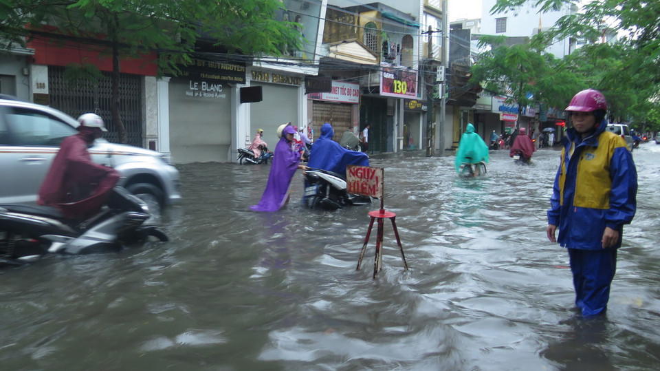 Trận mưa kéo dài trước giờ làm việc nên đã xảy ra tình trạng tắc đường cục bộ. (Ảnh: Minh Thu/TTXVN)
