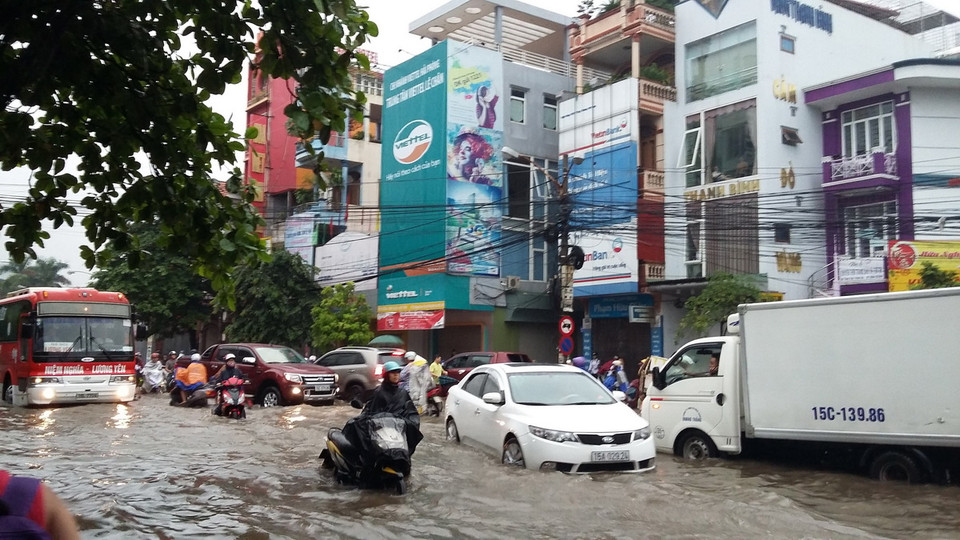 Thành phố Hải Phòng đã bị ngập lụt trên diện rộng sau trận mưa lớn kéo dài trong suốt 3 giờ. (Ảnh: Minh Thu/TTXVN)