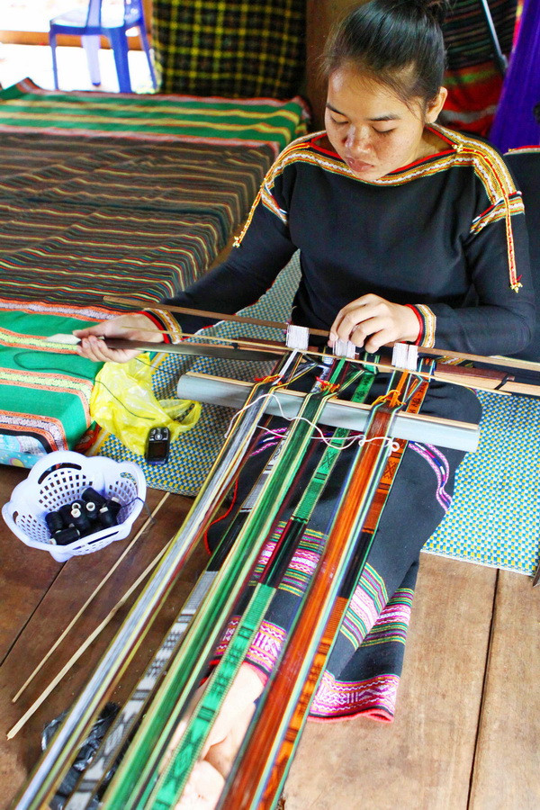 Một trong nhiều xã viên trẻ của hợp tác xã dệt thổ cẩm Tơng Bông. (Ảnh: Dương Giang /TTXVN)