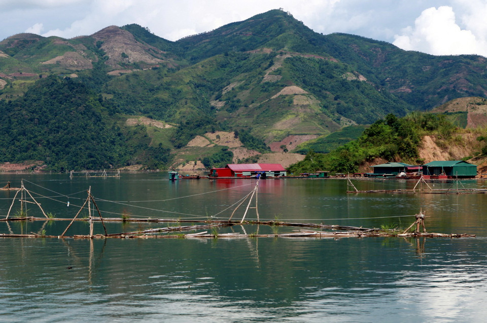 Nhà nổi ven hồ. (Ảnh: Điêu Chính Tới/TTXVN)