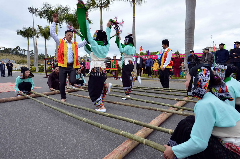 Trình diễn múa sạp dân tộc Thái của đoàn Thanh Hóa.