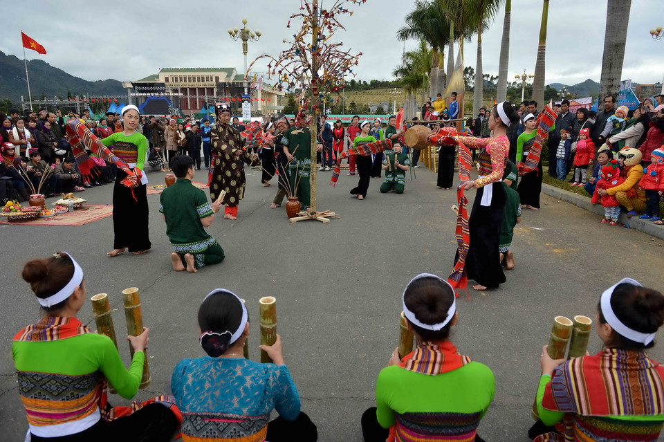 Trình diễn lễ hội dân tộc Thái của đoàn Hòa Bình.