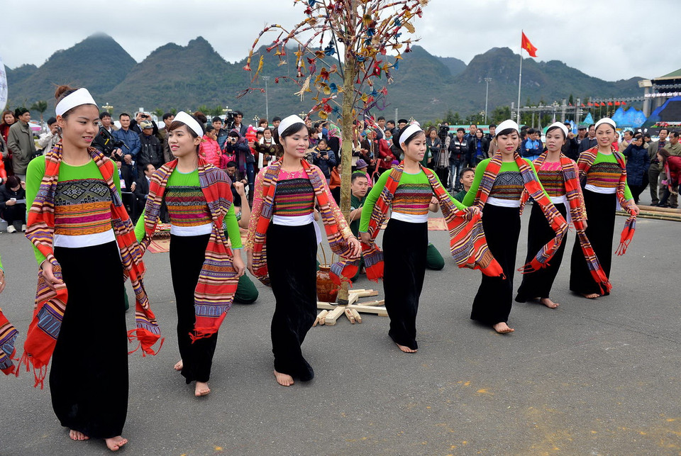 Trình diễn múa xòe dân tộc Thái của đoàn Hòa Bình.