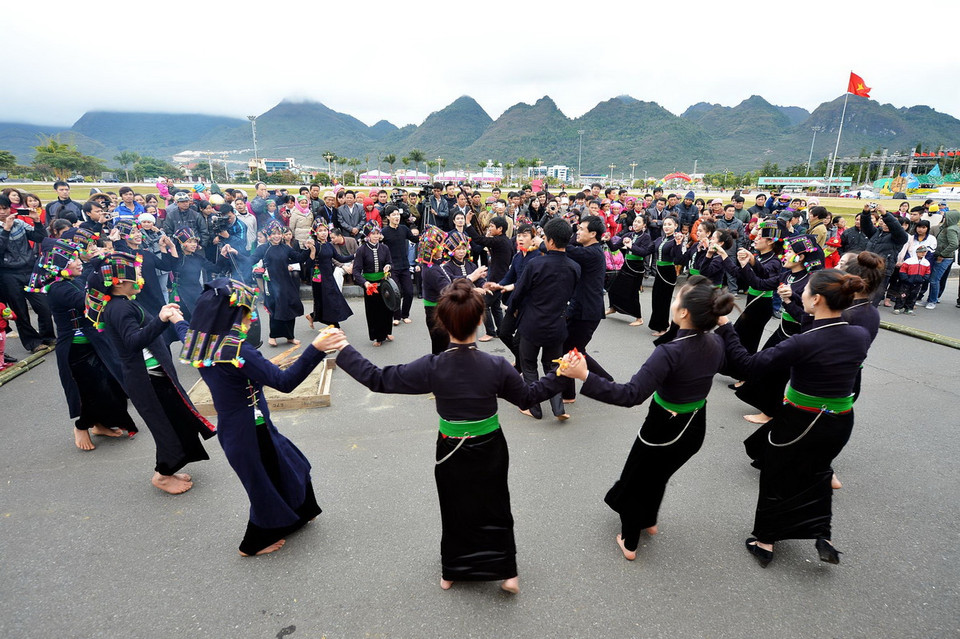 Trình diễn múa xòe dân tộc Thái của đoàn Lào Cai.