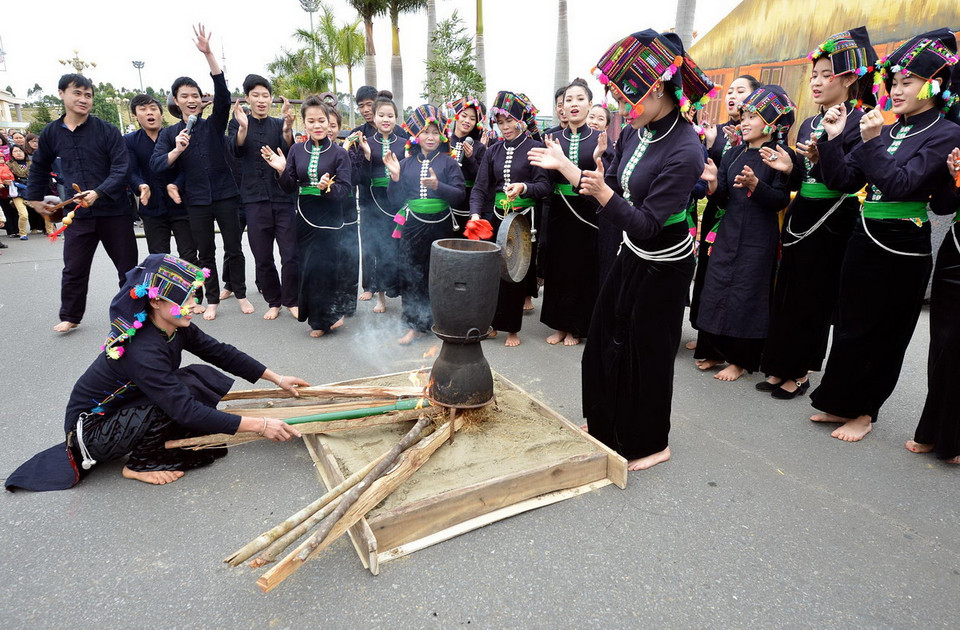 Nghi thức trong lễ hội dân tộc Thái của đoàn Lào Cai. 