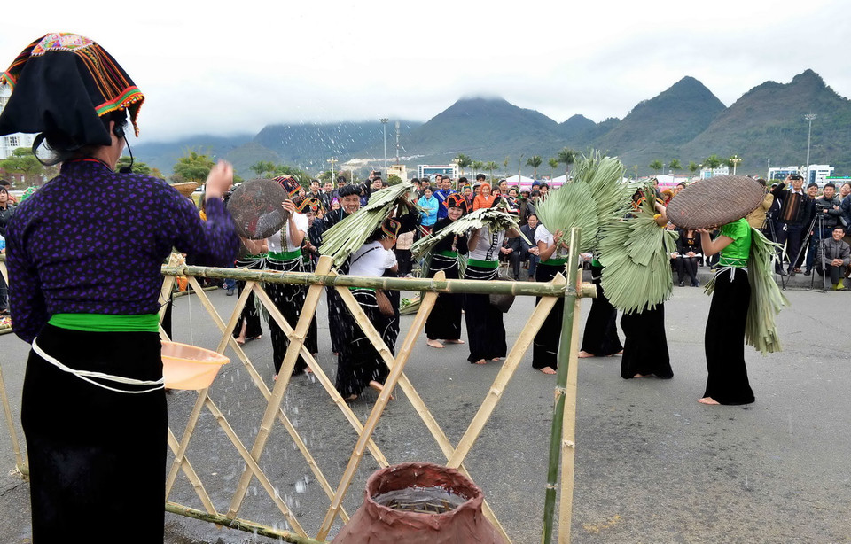 Nghi thức trong lễ hội dân tộc Thái của đoàn Điện Biên.