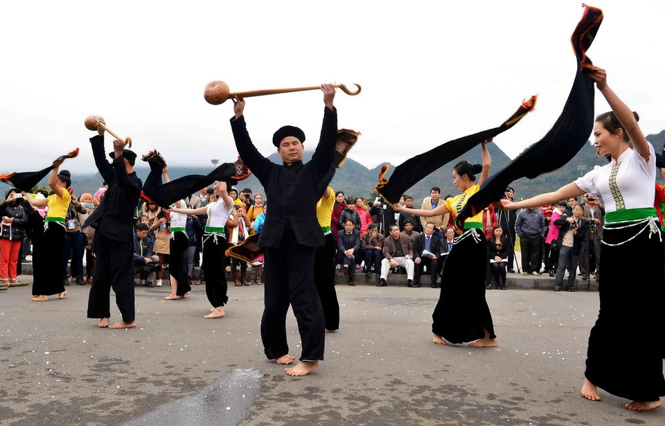 Trình diễn múa xòe dân tộc Thái của đoàn Điện Biên. 