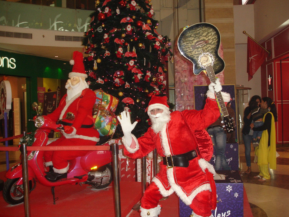 Cửa hiệu và khu chợ ở Ấn Độ đều được trang trí đậm màu sắc mùa Giáng sinh của châu Âu. (Ảnh: Minh Lý/TTXVN)