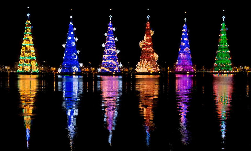 Để đón mừng lễ Giáng Sinh đang tới gần, cây thông Noel khổng lồ cao 85m trên hồ Rodrigo de Freitas tại thủ đô Rio de Janeiro, Brazil đã được thắp sáng với 3,1 triệu bóng đèn LED. (Ảnh: THX/TTXVN)