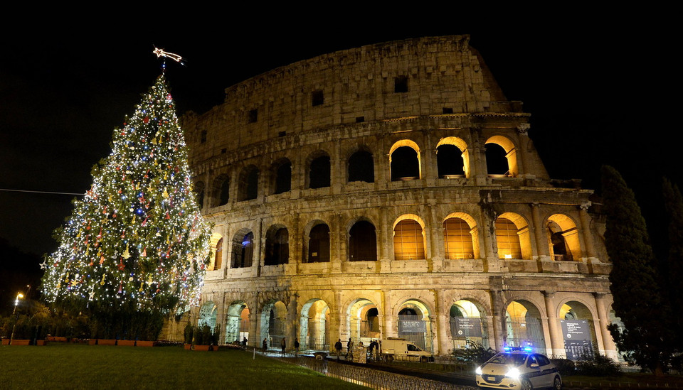  Đấu trường La mã Colosseum tại thủ đô Rome, Italia được trang hoàng rực rỡ đón Giáng sinh 2014. (Ảnh: AFP/TTXVN)