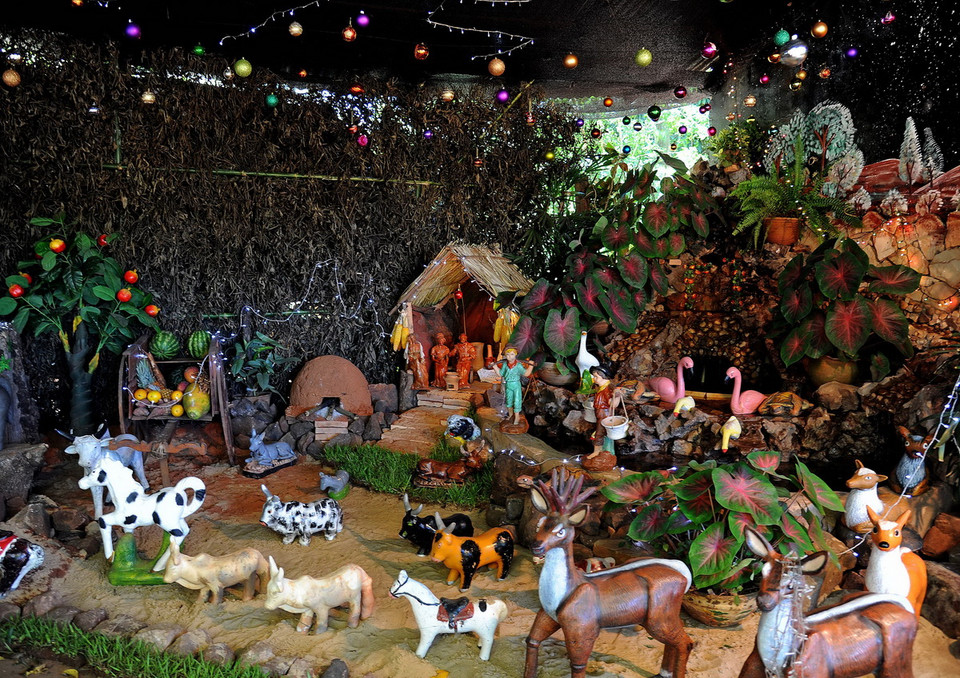 Trang trí chuẩn bị Lễ Giáng sinh tại một nhà thờ ở ngoại ô thủ đô Asuncion, Paraguay. (Ảnh: AFP/TTXVN)