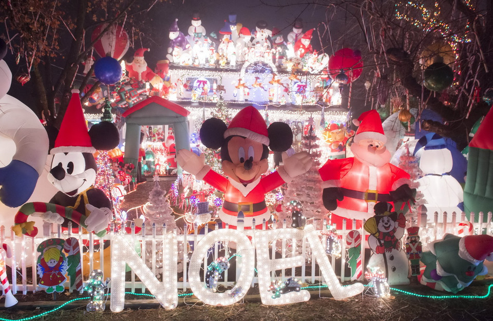 Trang trí chuẩn bị Lễ Giáng sinh tại Alexandria, bang Virginia, Mỹ. (Ảnh: AFP/TTXVN)